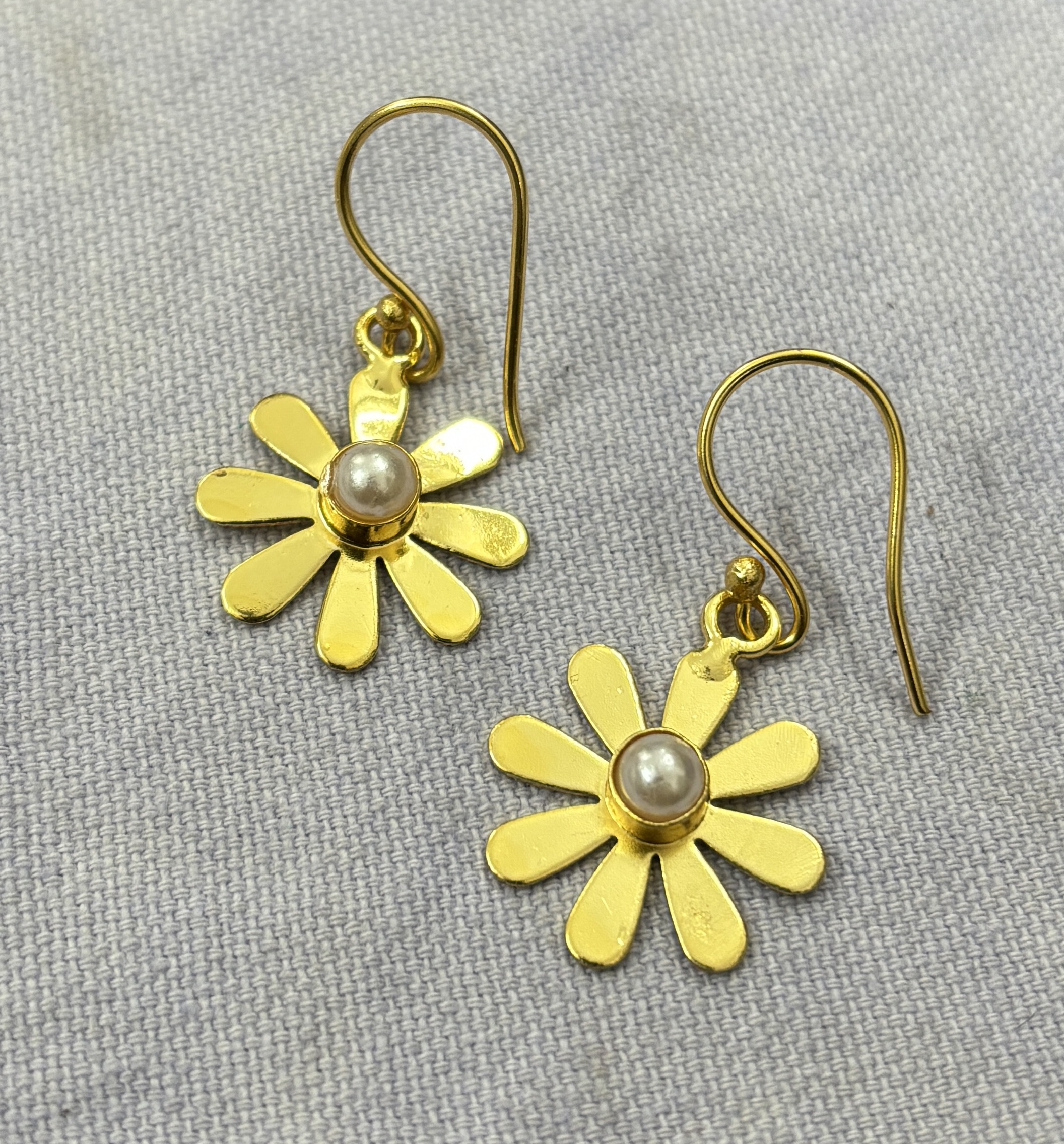 Flower With S Pearl earrings