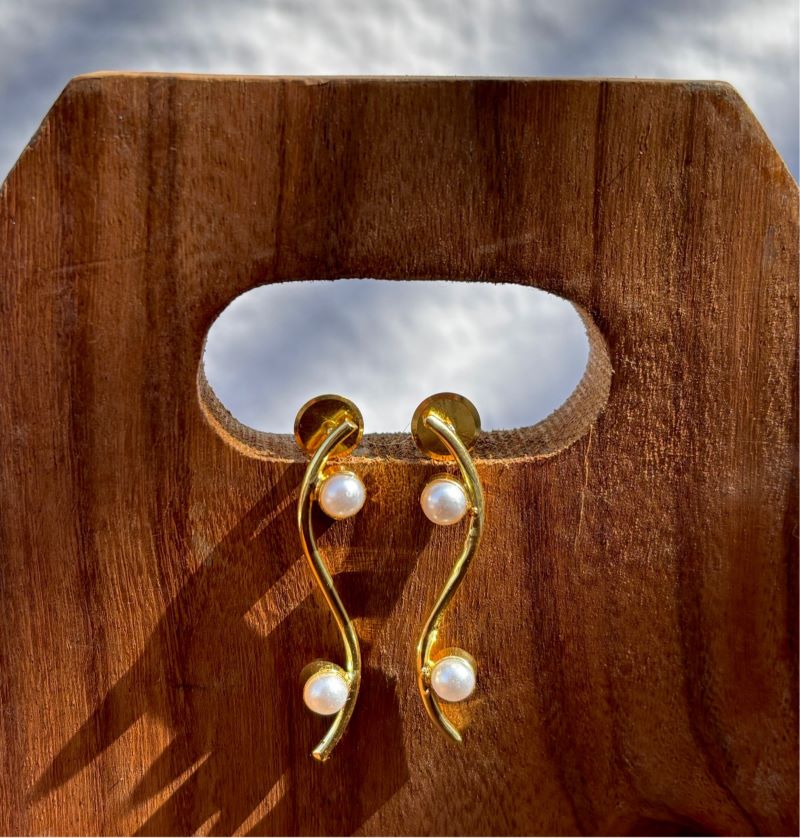 4 S Pearl Stick Studs