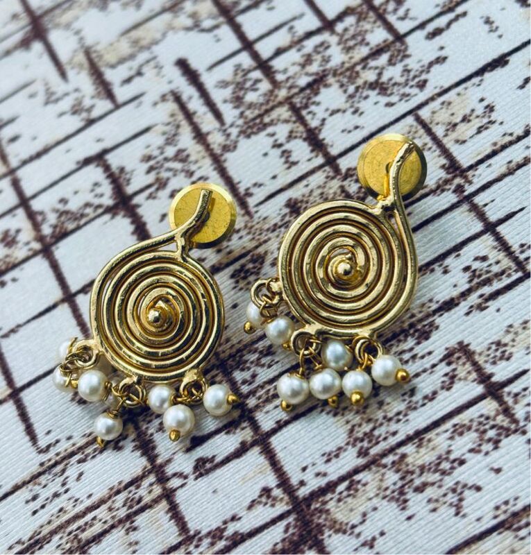 Plain Spiral Studs With Pearl Filed