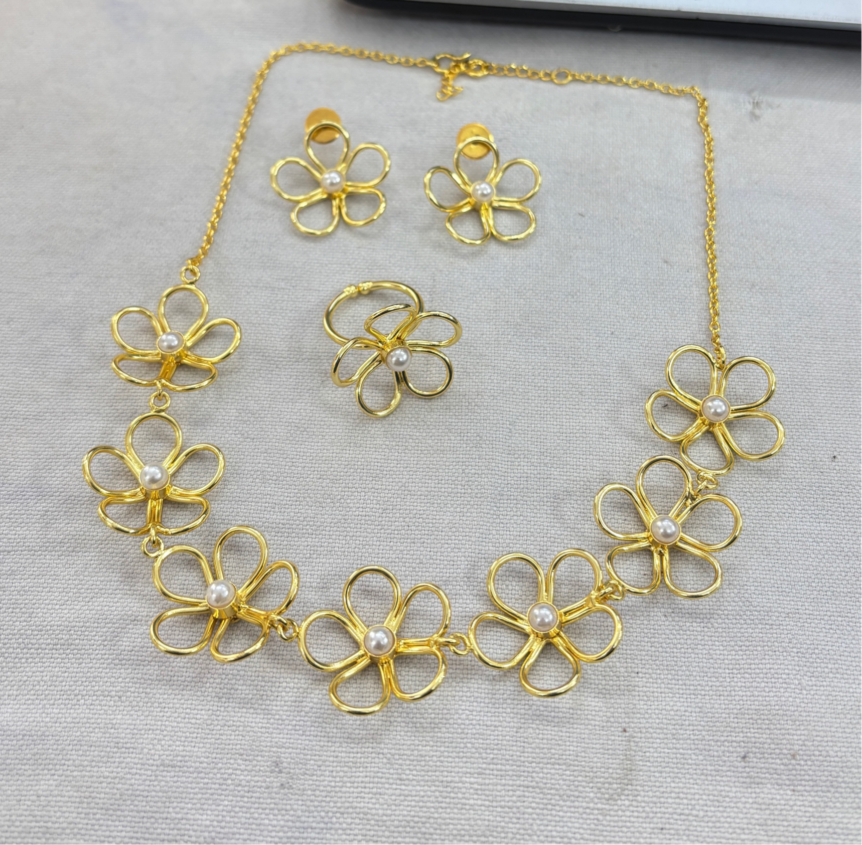 7 S Pearl Plain Flower 3 Pc Set